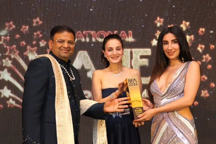 Dr. Acharya Lavbhushan (L), Ameesha Patel (Chief Guest) (Centre), Parul Gulati (Right) (5)