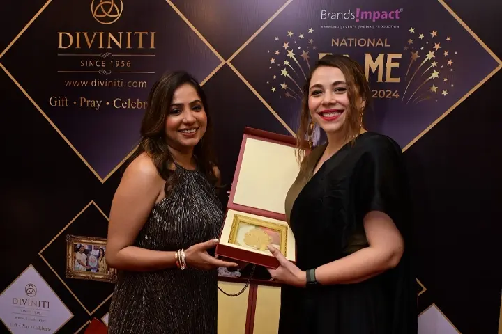 Dr. Amushree Jha Gifting Maanvi Gagroo (6)