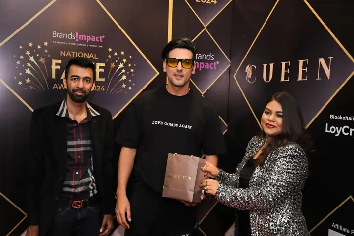 Om Thoke (L) Gifting Zayed Khan (R) (7)